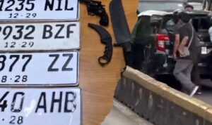 Doc. Tangkapan layar peristiwa pengejaran kendaraan di Jalan Gunung Sahari, Jakarta Pusat. Sisi kanan memperlihatkan detik-detik mobil saat dikejar petugas kepolisian karena diduga melanggar aturan lalu lintas, sementara sisi kiri menampilkan sejumlah pelat nomor kendaraan bermotor (TNKB) yang diduga tidak sesuai peruntukannya dan ditemukan di dalam mobil. (Sumber: DIRLANTAS Polda Metro Jaya).