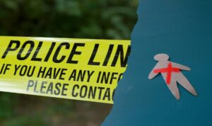 Doc. Ilustrasi garis polisi dan simbol tubuh korban yang menggambarkan peristiwa tindak kriminal atau kasus pembunuhan dalam proses penyelidikan aparat penegak hukum. Catatan: Gambar ini hanya merupakan ilustrasi dan tidak terkait dengan peristiwa atau lokasi tertentu. (NR).