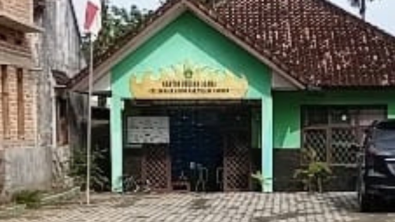 Doc. Tampak depan Kantor KUA Banjar Agung di Kabupaten Tulang Bawang, Lampung. Kantor ini menjadi lokasi pencatatan pernikahan yang kemudian dibatalkan berdasarkan putusan Pengadilan Agama Tulang Bawang. (Foto: Dewan Guntur).