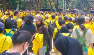 Doc. Sejumlah mahasiswa yang tergabung dalam BEM UI menggelar aksi demonstrasi di depan Markas Besar Kepolisian Negara Republik Indonesia, Jakarta, Jumat (27/2/2026), menyuarakan tuntutan penegakan hukum dan akuntabilitas atas dugaan penganiayaan oleh oknum anggota Brimob. (NR).