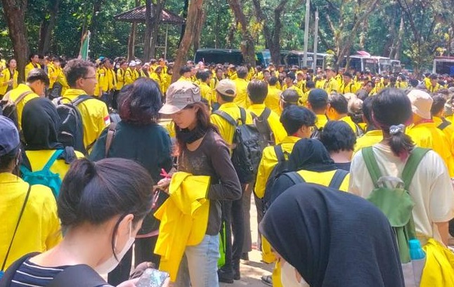 Doc. Sejumlah mahasiswa yang tergabung dalam BEM UI menggelar aksi demonstrasi di depan Markas Besar Kepolisian Negara Republik Indonesia, Jakarta, Jumat (27/2/2026), menyuarakan tuntutan penegakan hukum dan akuntabilitas atas dugaan penganiayaan oleh oknum anggota Brimob. (NR).