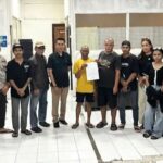 Doc. Rofinus Kaka dan Heronimus bersama keluarga serta aparat kepolisian berfoto usai penandatanganan kesepakatan damai dalam penyelesaian perkara melalui mekanisme restorative justice di Polres Sumbawa. (Foto: Ahmad Muharom).