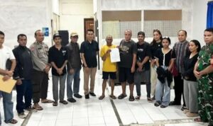 Doc. Rofinus Kaka dan Heronimus bersama keluarga serta aparat kepolisian berfoto usai penandatanganan kesepakatan damai dalam penyelesaian perkara melalui mekanisme restorative justice di Polres Sumbawa. (Foto: Ahmad Muharom).