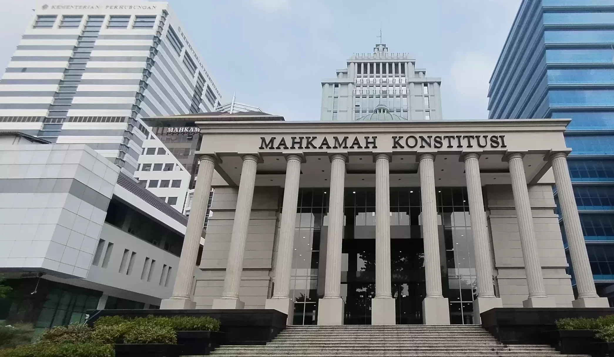 Doc. Ilustrasi bangunan Mahkamah Konstitusi RI tempat proses gugatan uji materi undang-undang sedang berlangsung, dengan suasana jalur hukum yang independen dan transparan. (Sumber Foto: www.mkri.id).