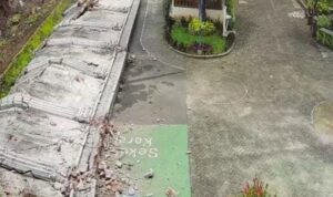 Doc. Tangkapan layar kamera runtuhan tembok pagar setinggi lima meter di samping SMPN 182 Jakarta, Pancoran, Jakarta Selatan, Minggu (15/2/2026). (Sumber: Plt. Kepala SMPN 182 Jakarta).