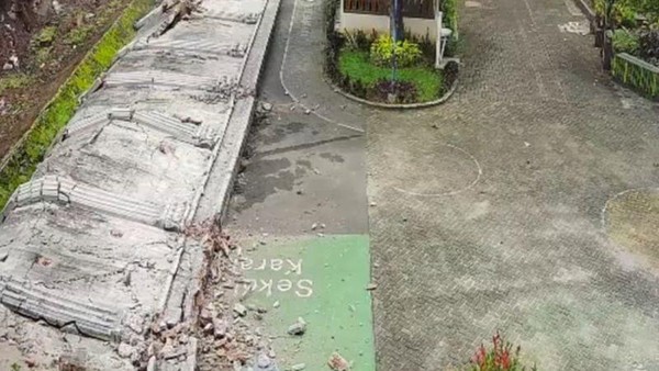 Doc. Tangkapan layar kamera runtuhan tembok pagar setinggi lima meter di samping SMPN 182 Jakarta, Pancoran, Jakarta Selatan, Minggu (15/2/2026). (Sumber: Plt. Kepala SMPN 182 Jakarta).