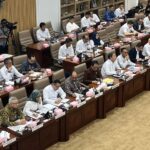 Doc. Suasana rapat kerja Komisi VI DPR RI bersama Menteri Koperasi dan Usaha Kecil Menengah (Menkop UKM) di ruang rapat DPR RI, Jakarta. Rapat tersebut membahas pelaksanaan program Gerai Koperasi Desa Merah Putih (KDMP) serta berbagai isu terkait transparansi pengelolaan program dan koordinasi pelaksanaannya. (Sumber Foto: Parlemen TV).