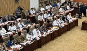 Doc. Suasana rapat kerja Komisi VI DPR RI bersama Menteri Koperasi dan Usaha Kecil Menengah (Menkop UKM) di ruang rapat DPR RI, Jakarta. Rapat tersebut membahas pelaksanaan program Gerai Koperasi Desa Merah Putih (KDMP) serta berbagai isu terkait transparansi pengelolaan program dan koordinasi pelaksanaannya. (Sumber Foto: Parlemen TV).