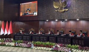 Doc. Suasana sidang pleno Mahkamah Konstitusi di Jakarta, Senin (16/3/2026), saat hakim membacakan putusan mengenai ketentuan hak keuangan dan pensiun pejabat negara dalam Undang-Undang Nomor 12 Tahun 1980. Sidang ini dihadiri oleh anggota MK dan pihak terkait, dengan suasana resmi dan tertib. (Sumber foto: VOI).