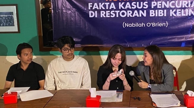 Doc. Selebgram dan pengusaha kuliner Nabilah O’Brien memberikan keterangan kepada awak media saat menggelar konferensi pers terkait kasus hukum yang menjeratnya di Jakarta, menjelaskan kronologi insiden yang terjadi di restoran miliknya serta tanggapan atas penetapan status tersangka oleh penyidik.