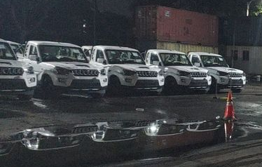 Doc. Unit pick-up impor asal India untuk kebutuhan operasional Koperasi Desa Merah Putih tiba di Pelabuhan Tanjung Priok, Jakarta Utara, sebelum didistribusikan ke sejumlah daerah. (NR).
