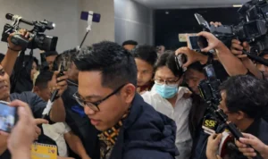 Doc. Dokter Richard Lee berjalan keluar dari ruang pemeriksaan di Direktorat Reserse Kriminal Khusus Polda Metro Jaya, Jakarta, usai menjalani pemeriksaan terkait kasus dugaan pelanggaran perlindungan konsumen dalam produk kecantikan yang dipasarkan olehnya, Jumat (6/3/2026) malam. (Sumber: Periskop.id).