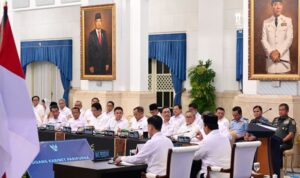 Doc. Presiden Prabowo Subianto memimpin Sidang Kabinet Paripurna bersama para menteri dan kepala lembaga di Istana Presiden, Jakarta, Senin (16/3/2026), membahas efisiensi operasional pemerintahan, penghematan struktural, serta langkah antisipatif menghadapi ketidakpastian ekonomi global. (Sumber Foto: Biro Pers, Media, dan Informasi Sekretariat Presiden).