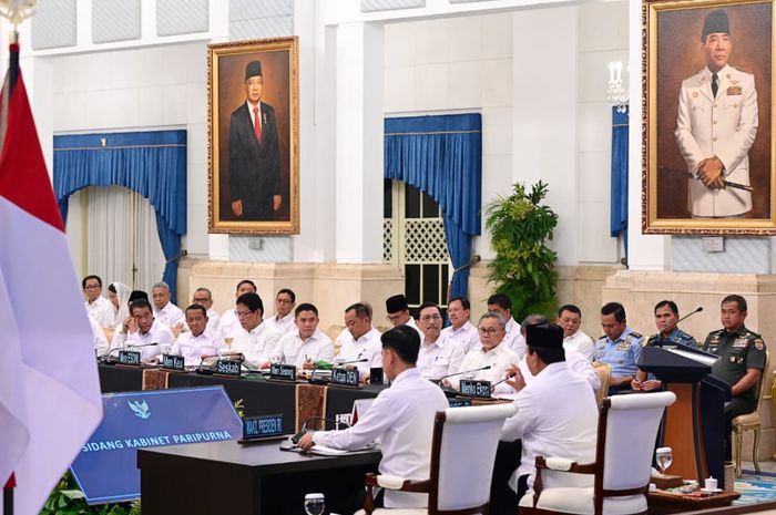 Doc. Presiden Prabowo Subianto memimpin Sidang Kabinet Paripurna bersama para menteri dan kepala lembaga di Istana Presiden, Jakarta, Senin (16/3/2026), membahas efisiensi operasional pemerintahan, penghematan struktural, serta langkah antisipatif menghadapi ketidakpastian ekonomi global. (Sumber Foto: Biro Pers, Media, dan Informasi Sekretariat Presiden).