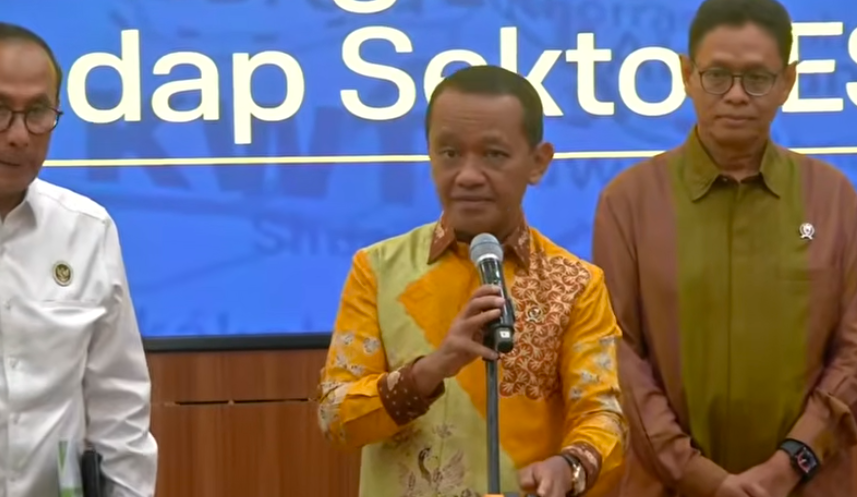 Doc. Menteri Energi dan Sumber Daya Mineral Bahlil Lahadalia saat menyampaikan keterangan kepada awak media dalam konferensi pers terkait dampak dinamika geopolitik Timur Tengah terhadap sektor energi nasional. (NR).