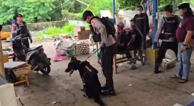 Doc. Tim kepolisian bersama unit anjing pelacak (K-9) saat melakukan penelusuran di sekitar lokasi perampokan di kawasan Jatibening, Pondok Gede, Kota Bekasi, guna mengidentifikasi jejak dan kemungkinan jalur pelarian pelaku. (NR).