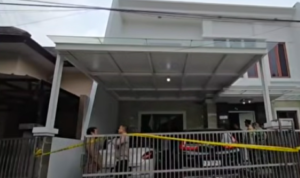 Doc. Petugas dari Polres Metro Bekasi Kota saat melakukan olah tempat kejadian perkara (TKP) di lokasi perampokan di kawasan Kota Bekasi, dengan garis polisi terpasang untuk mengamankan area dan kepentingan penyelidikan. (NR).