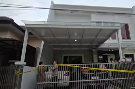 Doc. Petugas dari Polres Metro Bekasi Kota saat melakukan olah tempat kejadian perkara (TKP) di lokasi perampokan di kawasan Kota Bekasi, dengan garis polisi terpasang untuk mengamankan area dan kepentingan penyelidikan. (NR).