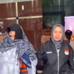 Doc. Bupati Pekalongan Fadia Arafiq tiba di Gedung Merah Putih KPK, Jakarta, usai terjaring operasi tangkap tangan (OTT), dengan wajah tertutup sorban saat digiring petugas untuk menjalani pemeriksaan oleh penyidik. (Sumber Foto: KPK).