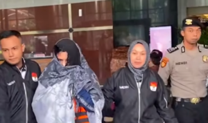 Doc. Bupati Pekalongan Fadia Arafiq tiba di Gedung Merah Putih KPK, Jakarta, usai terjaring operasi tangkap tangan (OTT), dengan wajah tertutup sorban saat digiring petugas untuk menjalani pemeriksaan oleh penyidik. (Sumber Foto: KPK).
