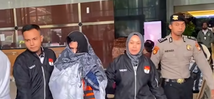 Doc. Bupati Pekalongan Fadia Arafiq tiba di Gedung Merah Putih KPK, Jakarta, usai terjaring operasi tangkap tangan (OTT), dengan wajah tertutup sorban saat digiring petugas untuk menjalani pemeriksaan oleh penyidik. (Sumber Foto: KPK).