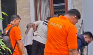 Doc. Petugas kepolisian melakukan olah tempat kejadian perkara (TKP) di rumah korban di Perumahan Prima Lingkar Asri, Jatibening, Kota Bekasi, dengan garis polisi terpasang di sekitar lokasi untuk kepentingan penyelidikan kasus perampokan disertai kekerasan yang menewaskan seorang penghuni rumah. (NR).