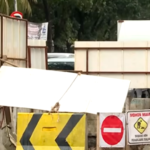 Doc. Kondisi galian proyek infrastruktur jaringan pipa air bersih di Jalan Peta Selatan, Kalideres, Jakarta Barat, yang ditutup menggunakan pagar seng sebagai pembatas area pekerjaan. Penutupan tersebut dilakukan untuk pengamanan lokasi proyek sekaligus mencegah pengendara dan pejalan kaki mendekati lubang galian selama proses konstruksi berlangsung.