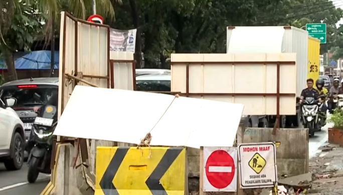 Doc. Kondisi galian proyek infrastruktur jaringan pipa air bersih di Jalan Peta Selatan, Kalideres, Jakarta Barat, yang ditutup menggunakan pagar seng sebagai pembatas area pekerjaan. Penutupan tersebut dilakukan untuk pengamanan lokasi proyek sekaligus mencegah pengendara dan pejalan kaki mendekati lubang galian selama proses konstruksi berlangsung.