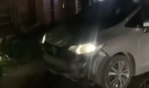 Doc. Kendaraan mobil milik suami korban yang digunakan untuk menggagalkan aksi percobaan pembegalan di Jalan Raya Pekayon, Kecamatan Bekasi Selatan, Kota Bekasi, Jawa Barat. Mobil tersebut diarahkan ke pelaku untuk menyelamatkan korban saat terjadi upaya perampasan sepeda motor oleh tiga orang pelaku. (NR).