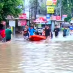 Doc. Genangan air merendam ruas Jalan Bendungan Hilir, Jakarta Pusat, dengan ketinggian mencapai sekitar 50–80 sentimeter setelah hujan deras mengguyur wilayah tersebut sejak dini hari. Warga terlihat tetap beraktivitas dan melintas menggunakan perahu karet yang disediakan petugas untuk menembus banjir yang mengganggu akses transportasi di kawasan tersebut. (NR).
