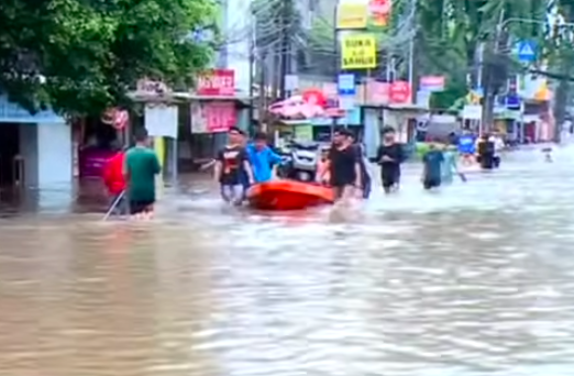 Doc. Genangan air merendam ruas Jalan Bendungan Hilir, Jakarta Pusat, dengan ketinggian mencapai sekitar 50–80 sentimeter setelah hujan deras mengguyur wilayah tersebut sejak dini hari. Warga terlihat tetap beraktivitas dan melintas menggunakan perahu karet yang disediakan petugas untuk menembus banjir yang mengganggu akses transportasi di kawasan tersebut. (NR).