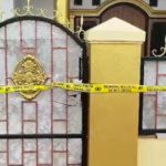 Doc. Garis polisi terpasang di bagian depan rumah korban di kawasan Kapling Pinang, Kelurahan Tigaraksa, Kecamatan Tigaraksa, Kabupaten Tangerang, Banten, saat petugas kepolisian melakukan penyelidikan terkait kasus dugaan pembunuhan yang terjadi di lokasi tersebut. (Sumber Foto: Sugi).