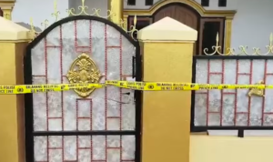 Doc. Garis polisi terpasang di bagian depan rumah korban di kawasan Kapling Pinang, Kelurahan Tigaraksa, Kecamatan Tigaraksa, Kabupaten Tangerang, Banten, saat petugas kepolisian melakukan penyelidikan terkait kasus dugaan pembunuhan yang terjadi di lokasi tersebut. (Sumber Foto: Sugi).
