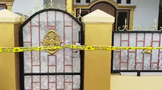 Doc. Garis polisi terpasang di bagian depan rumah korban di kawasan Kapling Pinang, Kelurahan Tigaraksa, Kecamatan Tigaraksa, Kabupaten Tangerang, Banten, saat petugas kepolisian melakukan penyelidikan terkait kasus dugaan pembunuhan yang terjadi di lokasi tersebut. (Sumber Foto: Sugi).