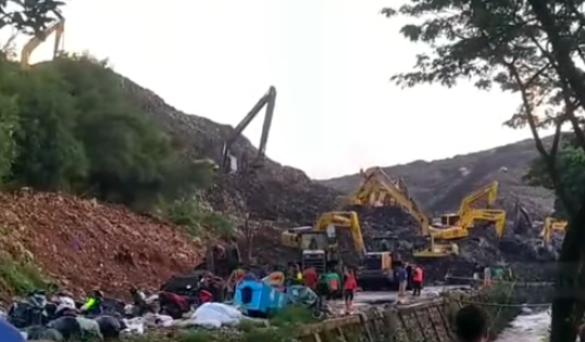 Doc. Ekskavator terlihat sedang melakukan pengerukan di lokasi longsor TPST Bantargebang, Zona 4, Kota Bekasi, sebagai bagian dari upaya pencarian dan evakuasi korban. Proses ini melibatkan koordinasi antara BPBD DKI Jakarta, Polres Metro Bekasi Kota, dan relawan lokal untuk memastikan keselamatan tim dan warga sekitar. (NR).