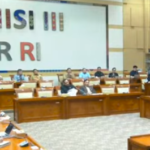 Doc. Suasana rapat Komisi III DPR RI yang membahas kasus dugaan pencemaran nama baik terkait pengusaha dan selebgram Nabilah O’Brien, pemilik restoran Bibi Kelinci, di Kompleks Parlemen, Jakarta. Rapat tersebut menghadirkan pihak terkait untuk mendengarkan penjelasan serta mencari solusi penyelesaian perkara melalui pendekatan keadilan restoratif. (Sumber: Parlemen TV).