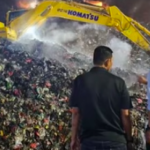 Doc. Menteri Lingkungan Hidup dan Kehutanan Hanif Faisol meninjau lokasi longsor tumpukan sampah di TPST Bantargebang, Kota Bekasi, untuk melihat langsung kondisi lapangan sekaligus memastikan proses penanganan dan penyelidikan berjalan. (NR).