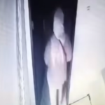 Doc. Tangkapan layar rekaman kamera pengawas (CCTV) yang memperlihatkan seorang wanita berinisial DSD saat memasuki kamar korban di sebuah rumah di kawasan Tanjung Duren Utara, Grogol Petamburan, Jakarta Barat. Rekaman tersebut menjadi salah satu barang bukti dalam pengungkapan kasus dugaan pencurian barang berharga milik korban. (Foto: Kepolisian)