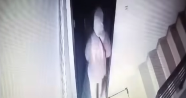 Doc. Tangkapan layar rekaman kamera pengawas (CCTV) yang memperlihatkan seorang wanita berinisial DSD saat memasuki kamar korban di sebuah rumah di kawasan Tanjung Duren Utara, Grogol Petamburan, Jakarta Barat. Rekaman tersebut menjadi salah satu barang bukti dalam pengungkapan kasus dugaan pencurian barang berharga milik korban. (Foto: Kepolisian)