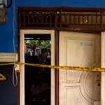 Doc. Kondisi rumah korban di Kelurahan Meruyung, Kecamatan Limo, Kota Depok, yang telah dipasangi garis polisi oleh aparat kepolisian sebagai bagian dari proses olah tempat kejadian perkara (TKP) dalam penyelidikan kasus dugaan pembunuhan terhadap perempuan berinisial DH. (NR).