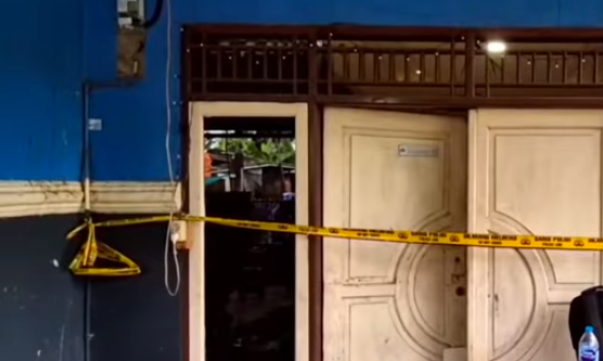 Doc. Kondisi rumah korban di Kelurahan Meruyung, Kecamatan Limo, Kota Depok, yang telah dipasangi garis polisi oleh aparat kepolisian sebagai bagian dari proses olah tempat kejadian perkara (TKP) dalam penyelidikan kasus dugaan pembunuhan terhadap perempuan berinisial DH. (NR).