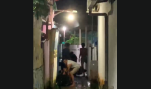 Doc. Tangkapan layar rekaman CCTV yang memperlihatkan situasi di sekitar lokasi dugaan pengeroyokan di kawasan Jalan Sungai Jingah, Banjarmasin, yang kini menjadi perhatian warga setelah videonya beredar luas di media sosial. (Sumber Foto: Tangkpaan layar CCTV Warga).