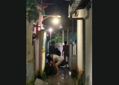 Doc. Tangkapan layar rekaman CCTV yang memperlihatkan situasi di sekitar lokasi dugaan pengeroyokan di kawasan Jalan Sungai Jingah, Banjarmasin, yang kini menjadi perhatian warga setelah videonya beredar luas di media sosial. (Sumber Foto: Tangkpaan layar CCTV Warga).