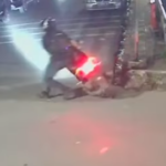 Doc. Tangkapan layar rekaman CCTV yang memperlihatkan detik-detik saat korban mengalami dugaan penyiraman air keras di kawasan Jalan Talang, Kecamatan Senen, Jakarta Pusat, Kamis (12/3/2026) malam. (Sumber Foto: CCTV Warga).