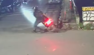 Doc. Tangkapan layar rekaman CCTV yang memperlihatkan detik-detik saat korban mengalami dugaan penyiraman air keras di kawasan Jalan Talang, Kecamatan Senen, Jakarta Pusat, Kamis (12/3/2026) malam. (Sumber Foto: CCTV Warga).