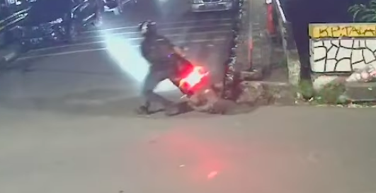 Doc. Tangkapan layar rekaman CCTV yang memperlihatkan detik-detik saat korban mengalami dugaan penyiraman air keras di kawasan Jalan Talang, Kecamatan Senen, Jakarta Pusat, Kamis (12/3/2026) malam. (Sumber Foto: CCTV Warga).