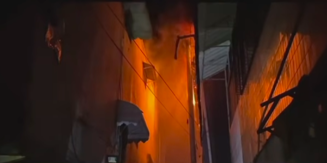 Doc. Cahaya kobaran api terlihat menyala terang dari salah satu titik kebakaran yang melanda ruko usaha konveksi di Jalan Tanah Sereal, Tambora, Jakarta Barat, Jumat dini hari (13/3/2026). (NR).