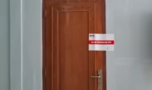 Doc. Pintu ruang kerja Sekretaris Daerah (Sekda) Kabupaten Cilacap terlihat dipasangi segel oleh Komisi Pemberantasan Korupsi (KPK) saat proses operasi tangkap tangan (OTT) di lingkungan Pemerintah Kabupaten Cilacap, Jumat (13/3/2026). (Sumber Foto: KPK).