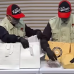 Doc. Petugas Komisi Pemberantasan Korupsi (KPK) menunjukkan barang bukti berupa goodie bag yang diduga berisi uang hasil pengumpulan dana THR dalam perkara dugaan pemerasan di lingkungan Pemerintah Kabupaten Cilacap, saat konferensi pers di Gedung Merah Putih KPK, Jakarta. (Sumber: KPK).