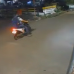 Doc. Tangkapan layar rekaman CCTV memperlihatkan dua orang terduga pelaku tengah berboncengan sepeda motor saat melintas di salah satu ruas jalan di Jakarta, yang diduga terkait dengan rangkaian pergerakan sebelum insiden penyiraman air keras terhadap aktivis KontraS Andri Yunus. (Sumber Foto: CCTV Warga).